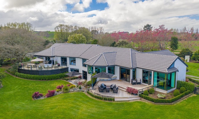 Karapiro Cabin | Unforgettable Lakeview Lodge Karapiro with Pool & Breakfast