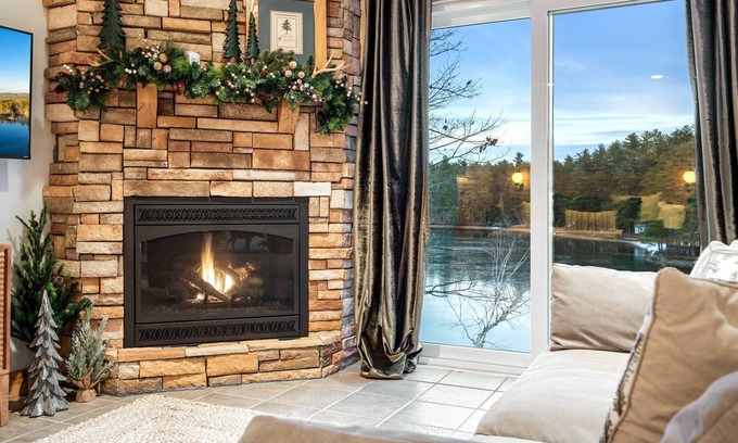 Acton House | Lakeview Lodge w/Hot Tub: Acton Serenity