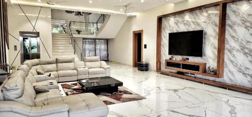 Hyderabad House | Lakeview MansionPrivate Pool3Acre Luxury 6BHK