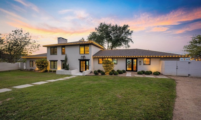 Belton House | Lakeview Modern Retreat/ Pool Fire Pit BBQ