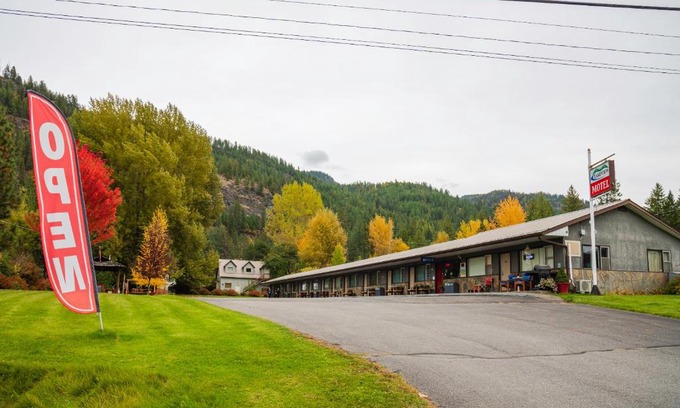 Christina Lake Hotel | Scenic Lakeview Motel: Family-Friendly with Kitchen Access