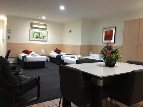 Belmont South Hotel | Affordable Lakeview Motor Inn with Family-Friendly Amenities
