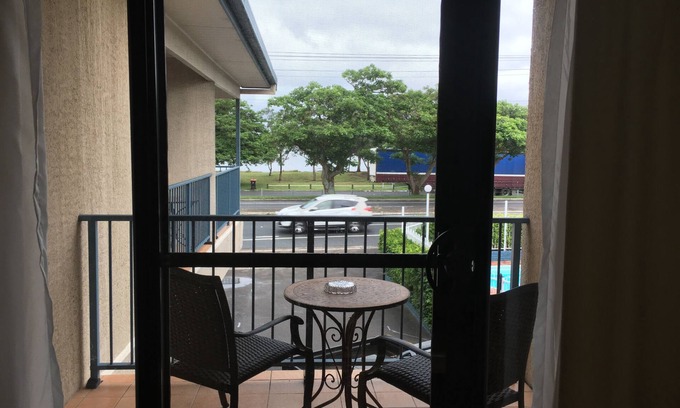 Belmont South Hotel | Discover Lakeview Motor Inn: Family-Friendly with Pool & Kitchen
