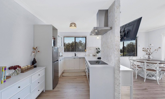 The Entrance North Apartment | Inviting Lakeview on Lynch - Renovated Oceanfront Retreat