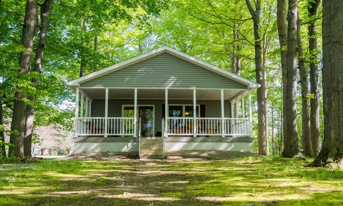 Harborcreek Hotel | Welcoming Lakeview on the Lake: Pool, Breakfast & Family-Friendly