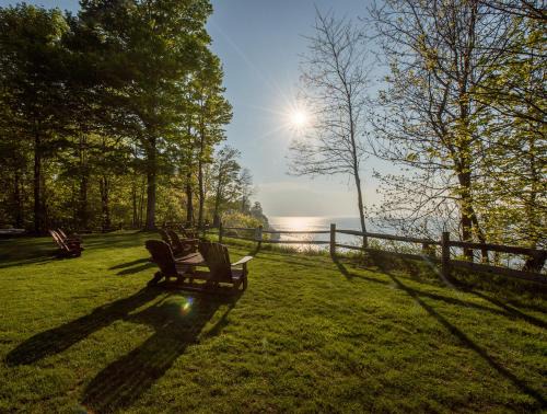 Harborcreek Hotel | Serene Lakeview Retreat with Private Beach and Pool
