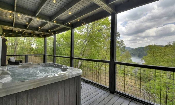 Necowa Cove Cabin | Lakeview Rendezvous: Guest Rated 10/10 with Spa & Hot Tub