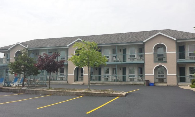 Wasaga Beach Hotel | Scenic Lakeview Resort Motel: Pool, Oceanfront & Breakfast