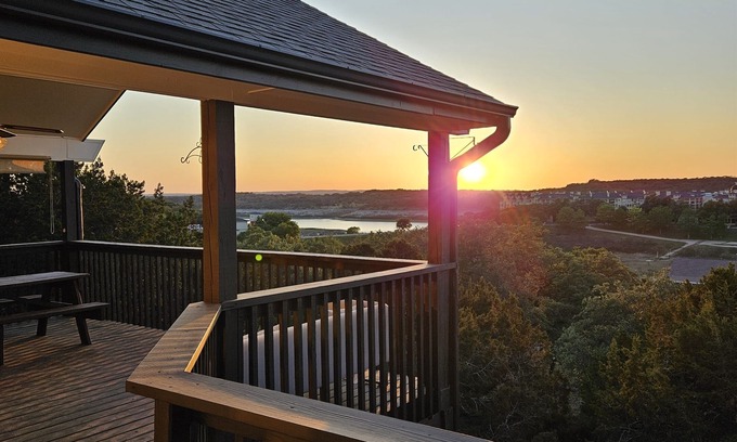 Highland Lake Estates House | Tranquil Lakeside Haven with High-Speed Wifi and Pool