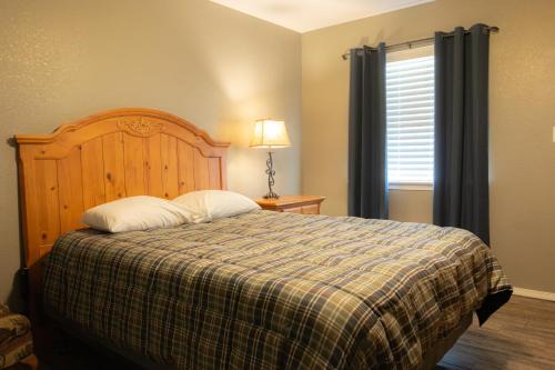 Mead House | Kid-Friendly Lakeview Room with 2 Queens – Rated 8.5/10