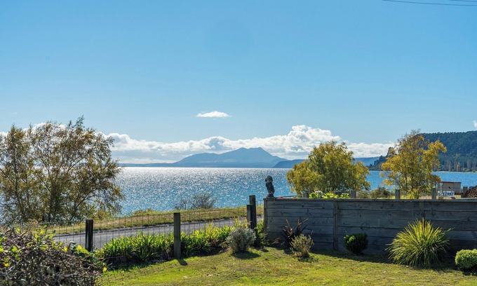 Waitetoko House | Tranquil Lakeview Scope - Family-Friendly Tauranga Retreat