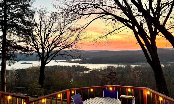 Pettit Cabin | Tranquil Lakeview Sunset Retreat near Tahlequah, 10/10 Rated