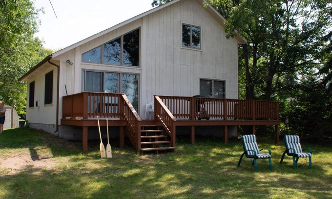 Au Gres House | Serene Lakeview & Wildlife Retreat: Child-Friendly Escape