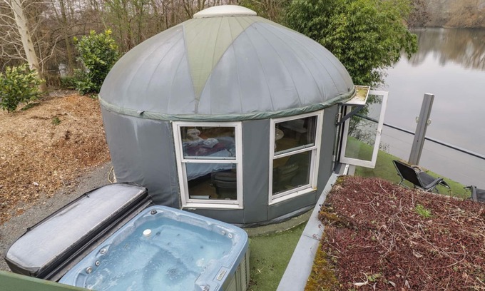 Beckford Cottage | Lakeview Yurt: Pet-Friendly Retreat with Spa & Hot Tub