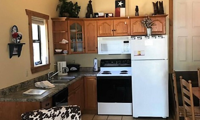 Kingsland Condo | Experience LakeViewCondo: Steps to the Water & Pool Access