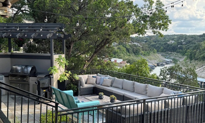 Lakeway House | Lakeway Waterfront Retreat with Private Dock & Hot Tub