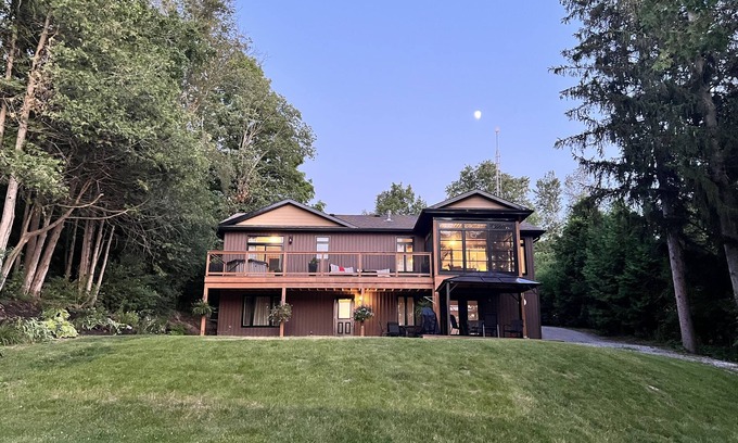 Omemee Cottage | Lakewood Haven is a charming 4-bedroom cottage nestled in by the waterfront.