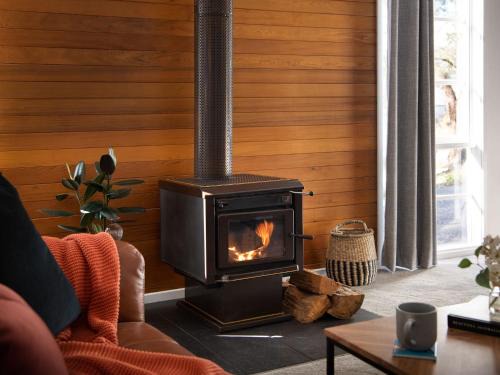 Daylesford House | Convenient Lakewood Retreat Steps from Lake Daylesford