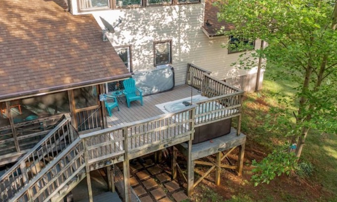Inman House | Experience Amazing Sunsets at LakingitEz with Hot Tub
