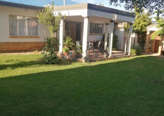 Klerksdorp House | Cozy Lala Poa Guest House - Breakfast & Kitchen Included