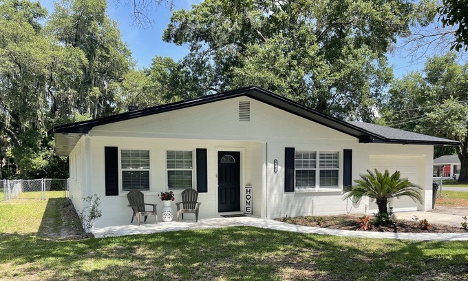 Plant City House | Comfortable Lala’s Hideaway: Pool & Pet-Friendly Retreat