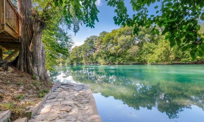 Gruene Bed & Breakfast | Discover Relaxation at Lamb's Rest Inn with Ocean Views