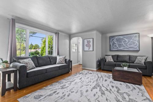 Green Bay House | Lambeau Walk, Large Tailgate Garage 4 car parking