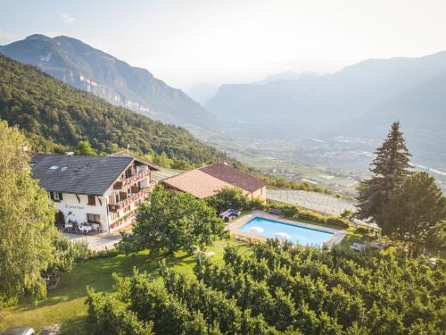 Montagna Hotel | Explore Lamberthof: Pet-Friendly Oceanfront Retreat