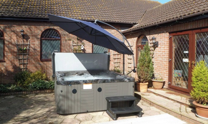 Addlethorpe Cottage | Spacious 5 Bedroom Getaway with Oceanfront Views in Skegness