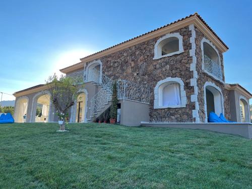 Schifoni House | Discover LAMEFATA: Family-Friendly Retreat with Hot Tub