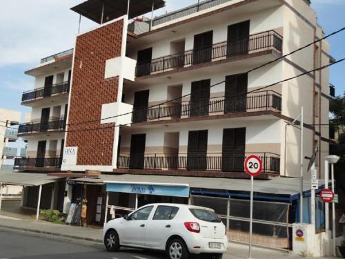 Torredembarra Apartment | Lakefront Retreat at Lamoga Ona: Pet-Friendly and Family Fun