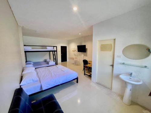 Hat Yai Hotel | Discover Lamoon 90s: Family-Friendly Stay with Breakfast
