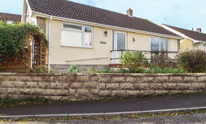 Cheddar House | Pet-Friendly Getaway at LAMORA with Beautiful Garden