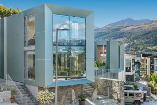 Kelvin Heights House | Top-Rated Lanah Residence: Accessible Comfort with Hot Tub