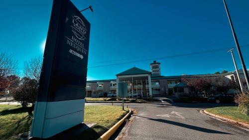 Neuquen Hotel | Relax at Land Express Neuquén with Pool and Hot Tub