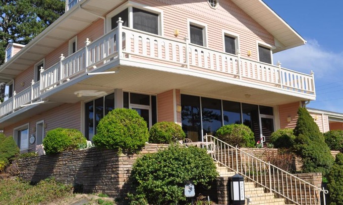 Eureka Springs Hotel | Welcoming Stay at Land O Nod Inn with Pool & Family Amenities
