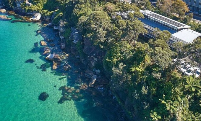 Mosman Cabin | Relaxing Getaway at Land's Edge Harbour Lodge with Spa
