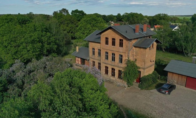 Schwarz Apartment | Family-Friendly Retreat at Landbahnhof Buschhof 2. Stock