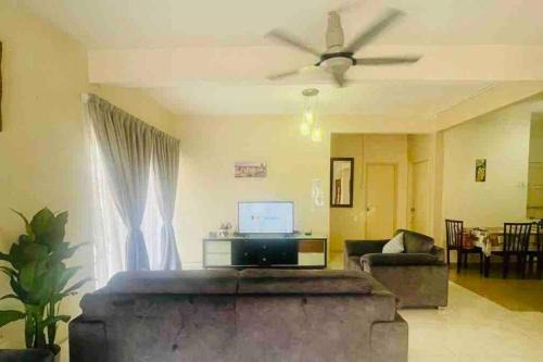 Kajang House | Family-Friendly 3BR Retreat Near Bangi Wonderland with Wi-Fi