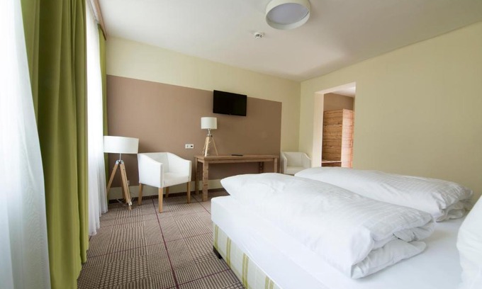 Konigsbrunn am Wagram Hotel | Discover Landgasthof zum Goldenen Hirschen - 8.4 Rated Stay
