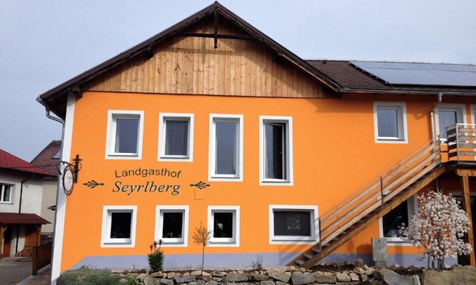 Reichenau im Muehlkreis Hotel | Welcoming Landgasthof Seyrlberg: Pool, Spa & Ocean Views