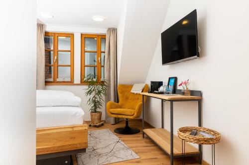 Prichsenstadt Hotel | Welcoming Stay at Landgasthof Goldener Adler with Restaurant