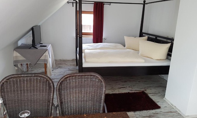 Gauting Hotel | Welcoming Landgasthof Haller: Pet-Friendly with Breakfast
