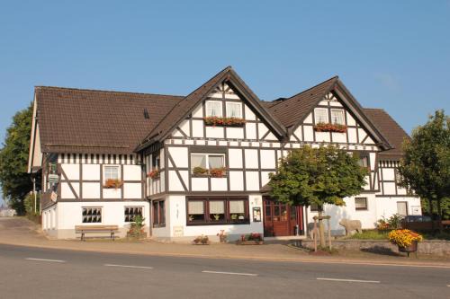 Finnentrop House | Cozy Landgasthof Rademacher: Family-Friendly with Breakfast