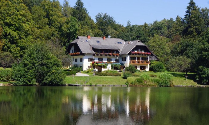 Schiefling am See House | Experience Landgasthof Trattnig with Oceanfront Relaxation
