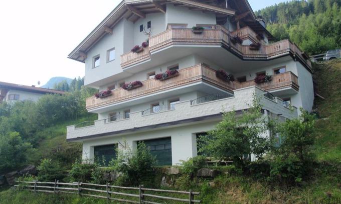 Hainzenberg Apartment | Family-Friendly Retreat at Landhaus Alpenjäger - 9/10 Rating