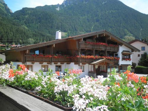 Maurach Apartment | Oceanfront Landhaus Appartement Kofler with Family-Friendly Touch