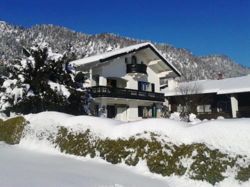 Reit im Winkl Apartment | Discover Landhaus Bellecôte: Pet-Friendly Retreat with Breakfast