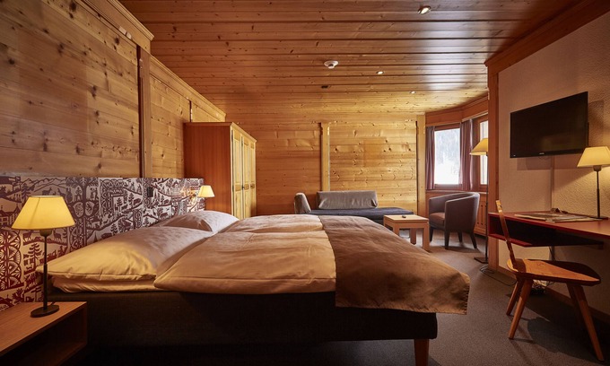 Saanen Hotel | Exceptional Landhaus: Family-Friendly Stay with Delicious Dining