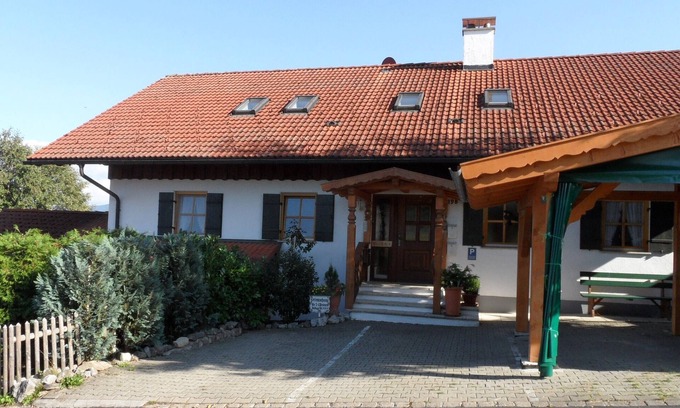 Irsengund Apartment | Relaxing Landhaus Engelhardt with Mountain Views & Pool